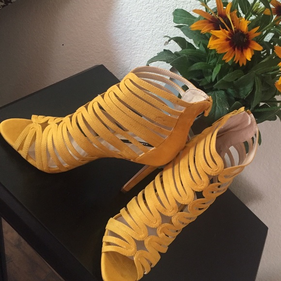 Zara Caged-style yellow heels - Picture 3 of 6